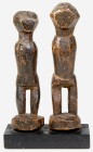 AFRIKANA. 
COTE D'IVOIRE (ELFENBEINKÜSTE). 
BAULE. Ahnenpaar. Männliche und weibliche Figur, beide auf rundem Sockel, einfache reduzierte Form, H.17...