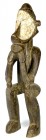 AFRIKANA. 
COTE D'IVOIRE (ELFENBEINKÜSTE). 
BAULE. Affenfigur leicht hockend, beide Hände unter Kinn, Gesicht mit Kaolinresten. Holz H.71cm. Schädle...