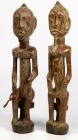 AFRIKANA. 
GHANA. 
Ahnenfiguren-Paar, sitz. Paar reich verziert mit Tataus auf dem zylindrischen langgestreckten Körper, braunes Holz, Sitz und Sock...