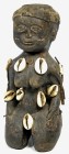 AFRIKANA. 
GHANA. 
Kultfigur. Kniende weibliche Figur, Lederband um Kopf, Körper mit Kauries benagelt, braunes Holz H.20cm. . 

schwarzbraune Pati...