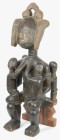 AFRIKANA. 
GHANA. 
ASHANTI. Sitzende Frauenfigur auf schmalem Hocker, auf den Knien 2 Kinder halten sich an ihren Spitzbrüsten fest, rückseits auf d...