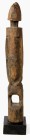 AFRIKANA. 
MALI. 
DOGON. Stehende männliche Statuette. Ahnenfigur, auf rundem Sockel, hellbraunes Holz, H.32cm. .