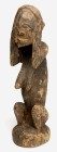 AFRIKANA. 
MALI. 
DOGON. Hockende weibliche Figur, auf Rundsockel, Hände über den Kopf gelegt, 19. Jh. seitlich alte Insektenlöcher, H.24cm. . 

r...