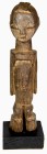 AFRIKANA. 
BURKINA FASO. 
LOBI. Stehende weibliche Figur, Arme eng am Körper gehalten, hellbraunes Holz, H.26cm, gesockelt. .