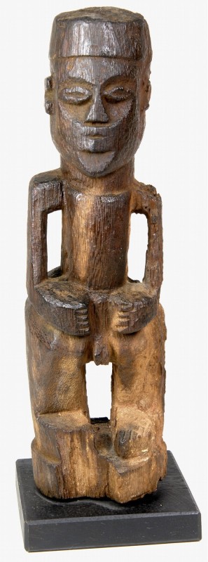 AFRIKANA. 
BENIN / NIGERIA. 
Fetischfigur. Stehende männliche Figur, Hände auf...