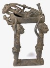 AFRIKANA. 
BENIN / NIGERIA. 
Gruppe aus Bronze. Pfeiferauchender Oba (Fürst) liegt in großer Schale, Kopfseite kleiner Löwe, wird von 2 Trägern auf ...