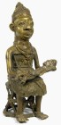 AFRIKANA. 
BENIN. 
Königinfigur, Bonze-Guß (verlorene Form), Mutter hält Kind auf dem Schoß, Frisur mit hinten lang herabhändendem Zopf, sitzt auf g...