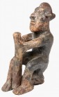 AFRIKANA. 
NIGERIA. 
Ahnenfigur, hart gebrannter Ton, sitzende Figur auf kleinem Hocker, hält dicken Stab, 3-teilige Frisur, halbmondförmige Augenbr...
