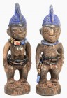 AFRIKANA. 
NIGERIA. 
YORUBA. Zwillingsfiguren-Paar (ibiji), männliche und weibliche Figuren auf rundem Sockel, hochgetürmte Frisur, blau bemalt, Per...