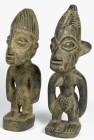 AFRIKANA. 
NIGERIA. 
YORUBA. Zwillingsfiguren-Paar (ibiji), männliche und weibliche Figuren auf rechteckigem Sockel, hochgetürmte Kammfrisur, H.27cm...