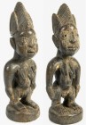 AFRIKANA. 
NIGERIA. 
YORUBA. Zwillingsfiguren-Paar (ibiji), männliche und weibliche Figur je auf rundem Sockel, dreigeteilte Kammfrisur, H.25cm. . ...