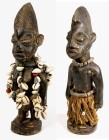 AFRIKANA. 
NIGERIA. 
YORUBA. Zwillingsfiguren-Paar (ibiji), stehend, braunes Holz, Kammfrisur, weibl. Figur mit Kaurikettenbehang, männliche Figur t...