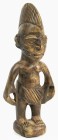 AFRIKANA. 
NIGERIA. 
YORUBA. Eere ibiji, stehend, braunes Holz, Zwillingsfigur männl. , Kammfrisur auf kl. Sockel, H.21,5cm. .