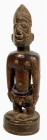 AFRIKANA. 
NIGERIA. 
YORUBA. Eere ibiji, stehend, braunes Holz, Zwillingsfigur männl. (29cm), Ketten um Körper und Hals, auf kl. Sockel. .