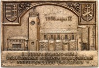 ARCHITEKTUR. 
DOME, MÜNSTER, KIRCHEN, KAPELLEN. 
SALGÓTARJÁN (Ungarn). Kirche d. Allerheiligsten Sakramente. Plakette 1936 (J\'f3zsef BP Schuck) zur...