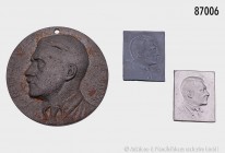 Drittes Reich, Konv. von 3 zeitgenössischen Plaketten mit dem Porträt Adolf Hitlers, bestehend aus einer großen runden Eisenplakette (113 mm) mit alte...