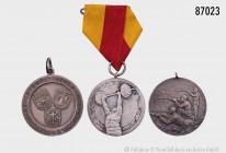 Konv. von 3 silbernen Sportmedaillen, bestehend aus: tragbare Schützenmedaille 1930, auf das Punktschießen des Schützenvereins Weende, 990er Silber. 1...