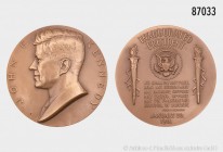 USA, große Bronzegussmedaille 1961, auf die Vereidigung John F. Kennedys zum 35. Präsident der Vereinigten Staaten von Amerika. 76 mm. Verschweißt, in...