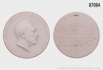 Drittes Reich, Porzellanmedaille 1939 (Künstlersignatur K.S.E.), auf den 50. Geburtstag Adolf Hitlers, gewidmet der Nürnberger Schuljugend vom Oberbür...