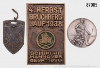 Deutsches Reich (Weimarer Republik und Drittes Reich), Konv. von einer Plakette, einem Abzeichen und einer Medaille: Plakette Schiklub Hannover 1938 a...