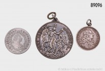 Konv. von Bayern, 20 Kreuzer 1763 (Schön 95), dazu 2 tragbare Medaillen (Patrona Bavaria und nach Vorbild eine Scudo der Republik Lucca). Sehr schön b...