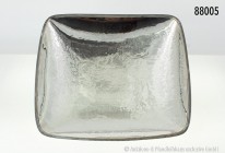 Anbietschale, um 1925, 835er Silber, Hammerschlag. 33,5 x 31,2 cm. 1372 g. Leichte Gebrauchsspuren, sonst guter bis sehr guter Zustand.