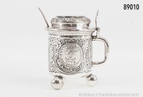 Miniatur Deckelhumpen mit Kugelfüßen (dazu englischer Silberlöffel), dabei 3 Münzen des 18. Jhs. eingearbeitet, Schweden, Gustav III., 1897. Barocksti...