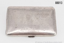 Damen-Tabatiere, 800er Silber, deutsch, Hammerschlag-Dekor. 52,5 g, L 93 mm, B 60 mm. Sehr guter Zustand.