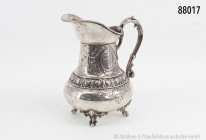 Große silberne Sahne-Kanne, Arnold Künne, Hamburg Altena, ca 1890, 800er Silber. Akanthus-Blattdekor, ein Gravurfeld monogrammiert, auf 4 Tatzen-Füßen...