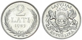 Latvia 2 Lati 1925. Averse: Arms with supporters. Reverse: Value and date within wreath. Edge Description: Milled. Silver. KM 8