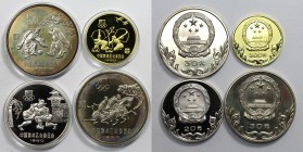 Lot von 4 Münzen 1980 
Weltmünzen und Medaillen, China, Lots und Sammlungen. 300 Yuan 1980 (917 fein) auf die Olympischen Spiele in Moskau. Gold. Bog...