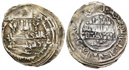 Caliphate. Hisham II. Dirham. 380 H. Medina Fez. (V-606). Ag. 2,79 g. Leyendas segunda y tercera de IIA en posición normal. Ceca Medina Fez. Rara. Alm...