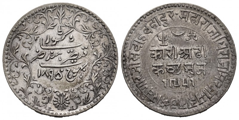 India. Kutch. Khengarji III. 2 1/2 kori. 1895 (VS 1951). (Km-Y36.1). Ag. 6,91 g....