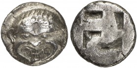 GRIECHISCHE MÜNZEN. MAKEDONIEN. - Neapolis. 
Stater, 525-450 v. Chr. Gorgoneion / Quadratum incusum.
SNG ANS 415 (stempelgleich) R ! 9,02 g ss