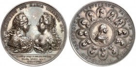 Maria Theresia, 1740-1780. 
Silbermedaille 1759 (Nachprägung 1958, von A. Widemann u. G. Ehle, 59,9 mm), auf die kaiserliche Familie. Brustbilder Fra...