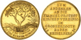 HEIDELBERG. - Stadt. 
Goldmedaille zu 3 Dukaten 1821 (von K. W. Doell, 27,6 mm, 10,1 g), auf die Vereinigung der evangelischen Kirchen. Bibel an gesp...