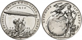 GOETZMEDAILLEN. 
Silbermedaille 1924 (33,3 mm), auf die Ozeanfahrt des Luftschiffes ZR III. Zeppelin über Schiff / Adler über Erdkugel und Athleten....