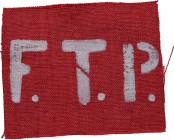 France, Resistance F.T.P
Francja, Ruch Oporu FTP naszywka na ramię
 Ładny egzemplarz. Stan zachowania przedmiotu dobry. Wymiary ~4,2 x 5,2 cm.