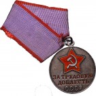 ZSRR, Medal za męstwo w pracy typ 2 wariant 5
 Patyna, nalot. Lekkie ślady noszenia, przetarcia wstążki. Wariant najpóźniejszy z okrągłym uszkiem, be...