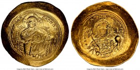 Constantine IX Monomachus (AD 1042-1055). AV histamenon nomisma (28mm, 4.35 gm, 6h). NGC Choice AU 5/5 - 5/5. Constantinople. + hIS XIS RЄX-RЄGNANTIhM...