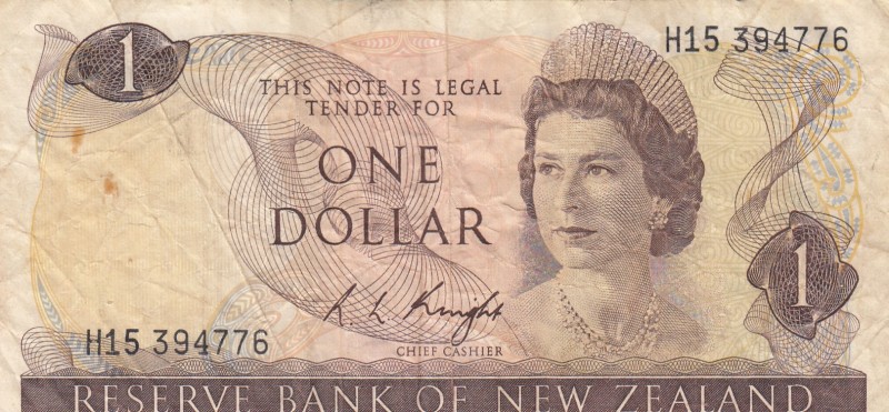 New Zealand, 1 Dollar, 1975, VF (-),p163c
Sign: Knight
Serial Number: H15 3947...