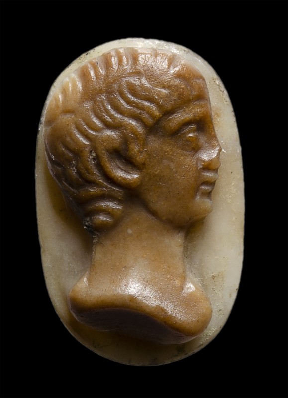 A roman two-layers agate cameo. Bust of julio-claudian emperor.
1st century A.D...