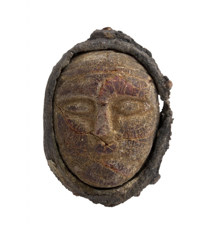 An etruscan amber pendant set in a silver mounting. Masculine head.
8th - 7th c...