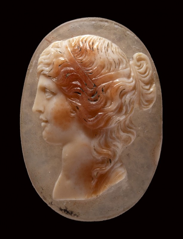 A fine neoclassical agate cameo. Female bust. 
19th century
20 x 28 x 8 mm

...