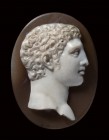 A neoclassical agate cameo. Bust of Hercules. 
End of 18th century - Beginning of 19th century
21 x 28 x 5 mm

The young hero is turned to the rig...