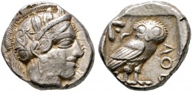 Attika. Athen 
Tetradrachme 449-415 v. Chr. Athenakopf im attischen Helm nach rechts / Eule mit hersehen­dem Kopf nach rechts stehend vor Olivenzweig...