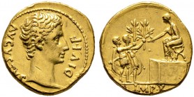 Kaiserzeit. Augustus 27 v. Chr. -14 n. Chr 
Aureus 15 v. Chr. -Lugdunum-. AVGVSTVS DIVI F. Bloße Büste nach rechts / Augustus auf einem Podium mit Kl...