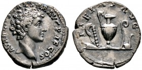 Kaiserzeit. Marcus Aurelius Caesar 138-161 
Denar 140/144 -Rom-. AVRELIVS CAESAR AVG PII F COS. Bloße Büste nach rechts / PIETAS AVG. Opfergerätschaf...