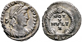 Kaiserzeit. Valentinianus I. 364-375 
Siliqua 364/367 -Rom-. D N VALENTINIANVS P F AVG. Drapierte und gepanzerte Büste mit Diadem nach rechts / "VOT/...