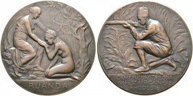 Ruanda. 
Bronzemedaille o.J. (1926) von Joseph Witterwulghe. Weibliche Allegorie der Gleichheit erhebt vor ihr kniende, nackte Frau von Ruanda / Knie...